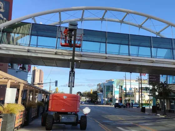 Window Cleaning at Fallsview Entertainment Centre — photo 1