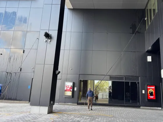 Window Cleaning at Fallsview Entertainment Centre — photo 4