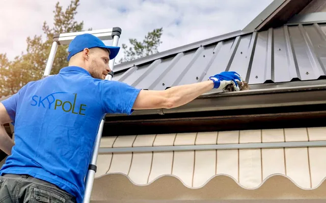 Eavestrough cleaning in Toronto
