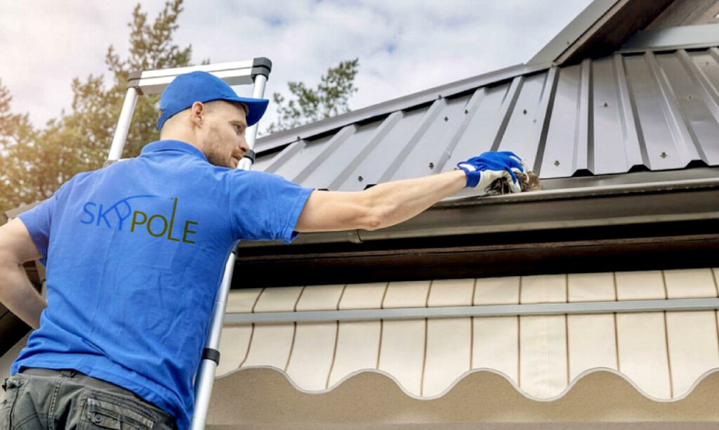 Eavestrough cleaning in Toronto